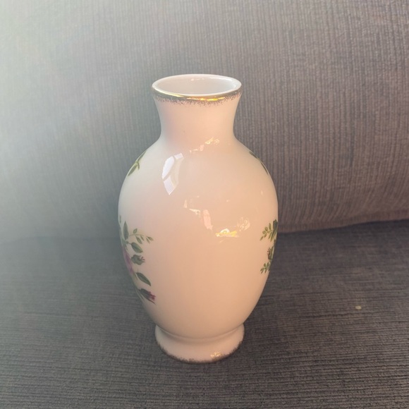 Vintage Royal Albert Mini Porcelain Bud Vase with Pink Roses and Gold Gilt Trim - Picture 4 of 10